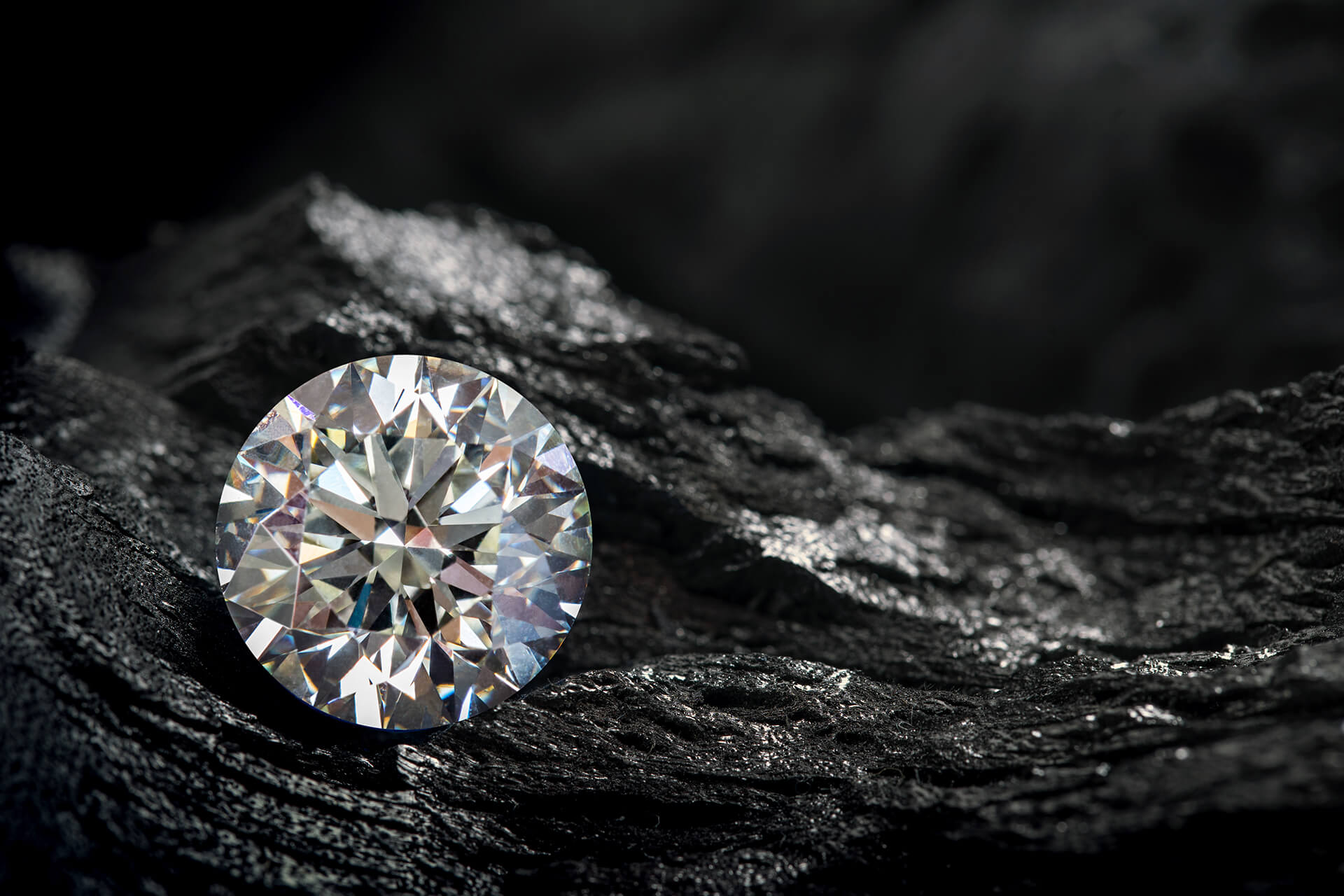 De Beers is offering their online Diamond Foundation Course for free